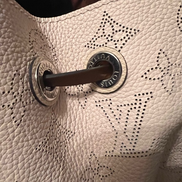Louis Vuitton Muria Cream Mahina Leather with Brown braided strap and scarf - Picture 5 of 10